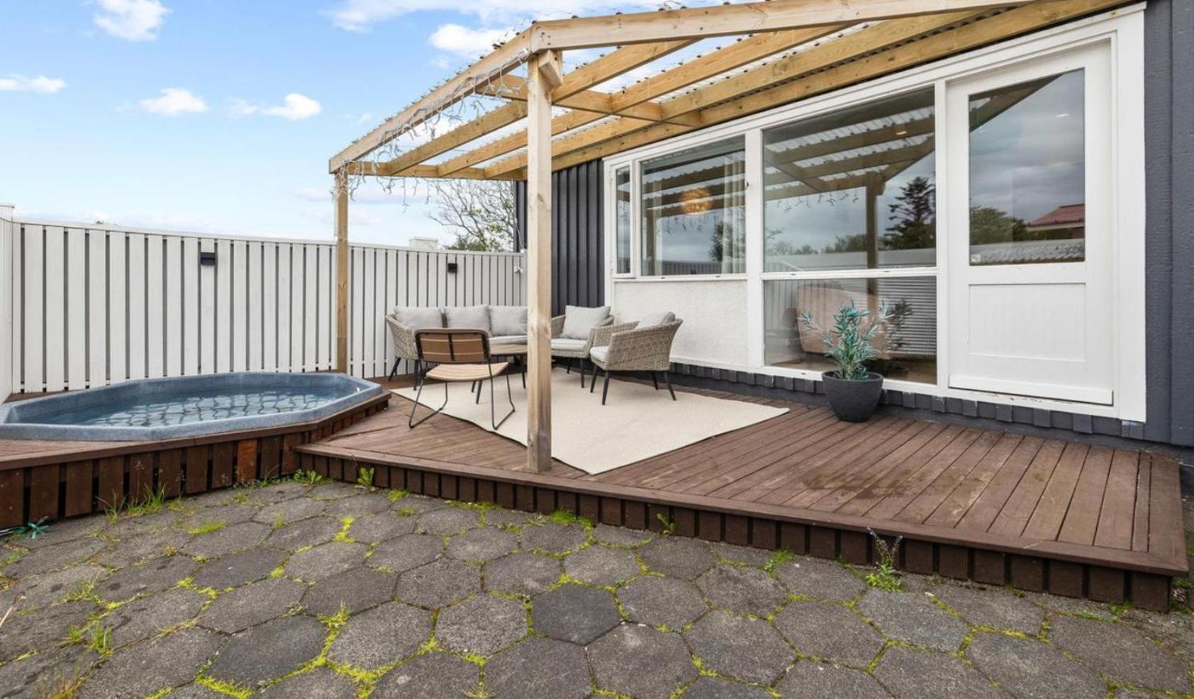 House - Villa With Garden And Hot Tub, 2 Min From Reykjavik Garthabaer 외부 사진